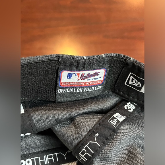 Boston Red Sox New Era 2018 World Series Champions Locker Room 39THIRTY OSFM Hat - Picture 10 of 14